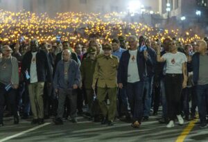 Jóvenes marchan en La Habana con antorchas en tributo a José Martí