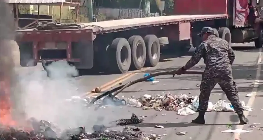 Comunidades de Montecristi protesta contra apagones y alta facturas de edenorte