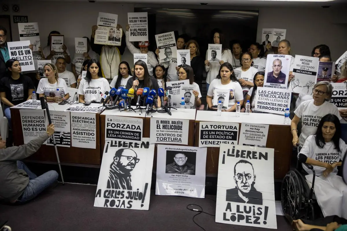 Caracas, 28 ene (EFE).- Familiares de los considerados "presos políticos" en Venezuela denunciaron este martes que los reos, casi todos detenidos tras la crisis postelectoral, han sido sometidos a "torturas", así como "aislamientos prolongados", por lo que, en diversos casos, no han podido visitarlos en los centros de reclusión. "Esta situación de aislamiento prolongado y de tortura es un crimen de lesa humanidad, nos han querido someter a esta situación y, en pleno siglo XXI, la única comunicación que nosotros tenemos con nuestros familiares es un papel con cosas que ellos escriban, donde colocan lo que necesitan", explicó Sairam Rivas, pareja del exconcejal Jesús Armas, quien hoy cumple 50 días detenido. En rueda de prensa, Rivas señaló que hasta la fecha no ha podido visitar a Armas en la cárcel del Servicio Bolivariano de Inteligencia (Sebin), conocido como El Helicoide, al tiempo que recordó que otros "presos políticos", recluidos en el mismo lugar, están en igual situación. Asimismo, recordó que a todos los detenidos tras las elecciones presidenciales del 28 de julio se les ha impedido el acceso a abogados privados. "Han sido presentados bajo audiencias clandestinas, incluso, en muchos de los centros donde han sido torturados y, hasta el día de hoy, ni sus familiares ni abogados saben cuáles son, en muchos casos, los cargos que se les imputan, no tienen acceso a sus expedientes, no saben ni siquiera cuál es el tribunal ni cuál es el fiscal que está a cargo del caso", señaló. Igualmente, Aurora Silva, esposa del exdiputado Freddy Superlano, detenido el pasado 30 de julio, indicó que ya cumple 182 días sin poder visitar al dirigente político. "He asistido a todas las instancias nacionales e internacionales, defensoría, tribunales, sin embargo, en ningún sitio me han podido dar información oficial sobre el caso de mi esposo, alegan una y otra vez que el caso de Freddy Superlano es un caso pesado y un caso que amerita la autorización directa de Presidencia", sostuvo. Entretanto, Andreína Baduel, integrante de la ONG Comité por los Familiares de los Presos Políticos, denunció que en la cárcel de El Rodeo I, en el estado Miranda (norte), los detenidos, entre ellos su hermano Josnars Adolfo Baduel, son sometidos a "aislamientos prologados en una celda dos por dos". "Todavía sigue habiendo restricción de alimentación, de hidratación, de medicación", denunció Baduel, al tiempo que dijo que su hermano necesita cuatro cirugías por "secuelas de tortura". "Asimismo, hay otros familiares que tienen más de 60 días que no ven a sus familiares y que hoy están completamente incomunicados temiendo por sus vidas", agregó.