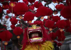 China recibe entre festejos el año de la serpiente, símbolo tradicional de sabiduría