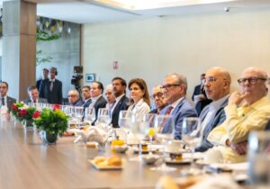 Raquel Peña acompaña a Julio Hazim en su celebración de 40 años en la televisión