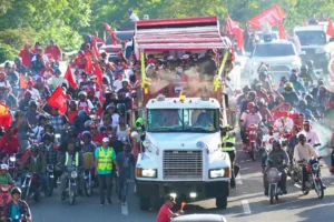 Escogido enciende la ciudad: La caravana escarlata recorre Santo Domingo