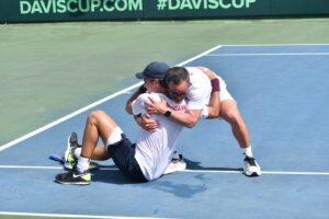 Peter Bertran y Jhonny Berrido felices tras el triunfo de Dominicana en Copa Davis.