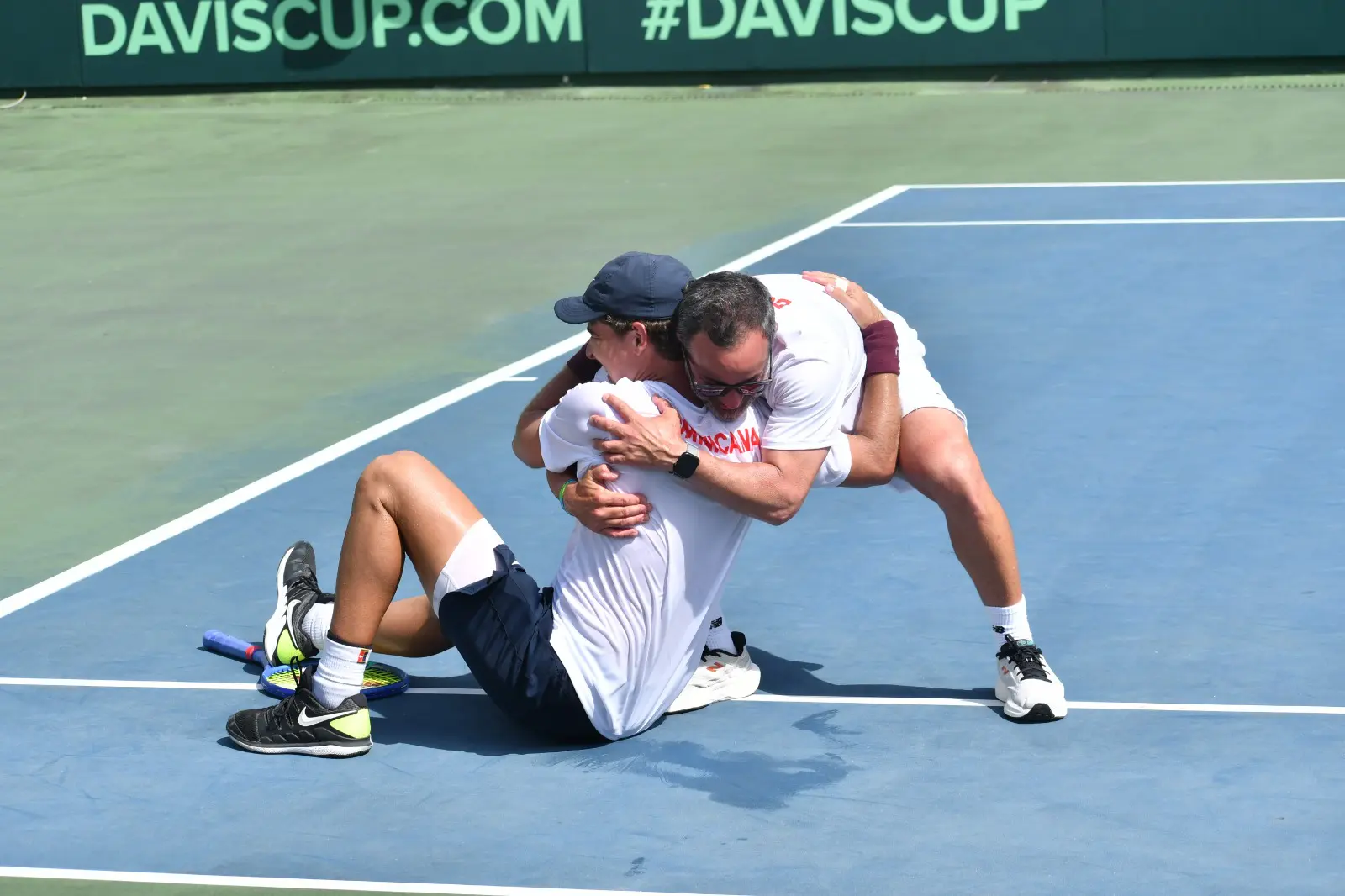 Peter Bertran y Jhonny Berrido felices tras el triunfo de Dominicana en Copa Davis.