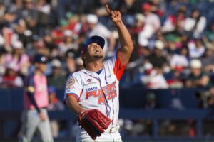 Luis Leroy Cruz, lanzador abridor de Puerto Rico celebra luego de cerrar la cuarta entrada contra el Breeze de Japón en la Serie del Caribe. (The Associated Press)