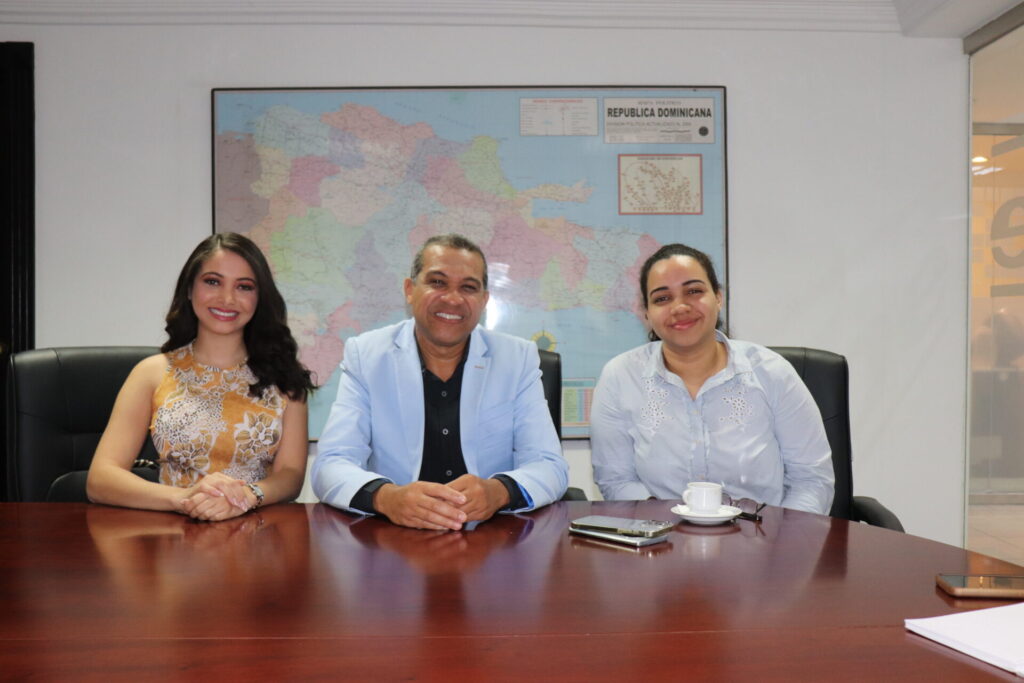 Maria, Orlando e Isabel Vargas durante la entrevista sobre la gigantomastia