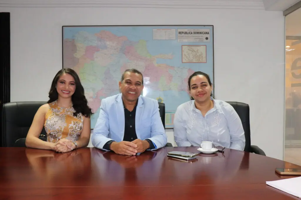 Maria, Orlando e Isabel Vargas durante la entrevista sobre la gigantomastia