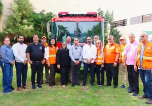 Defensa Civil entrega camión de bomberos, ambulancia