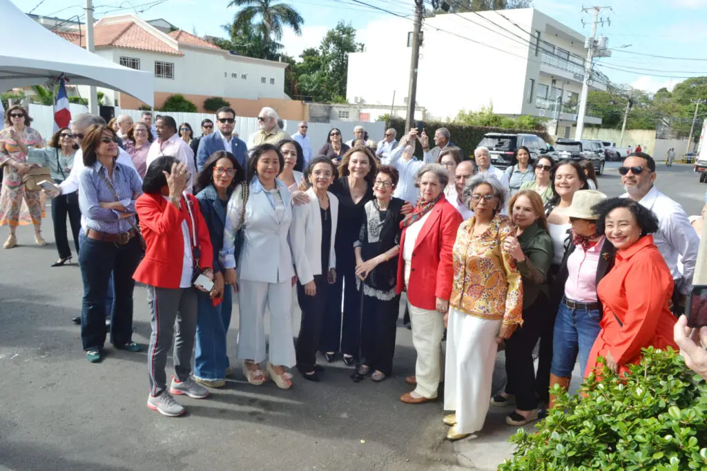 Las autoridades y familiares durante la develación de los nombres