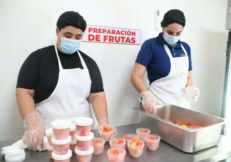 INABIE informa que la distribución de frutas en la alimentación escolar avanza