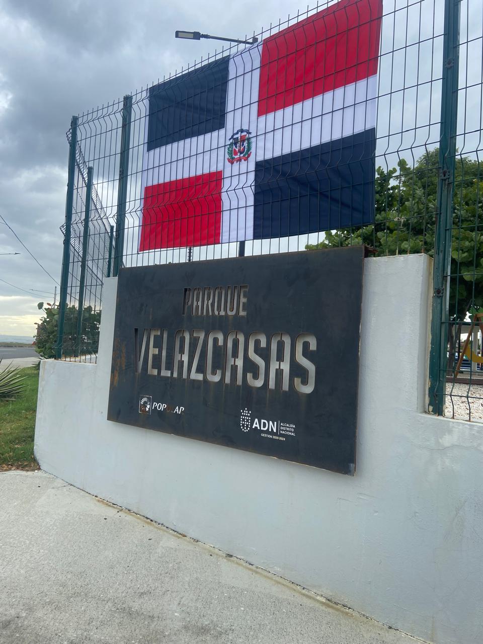 Alcaldesa Carolina Mejía coloca bandera nacional en parques