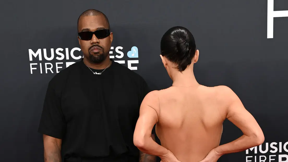 "Abrió un mundo completamente nuevo": Kanye West sobre el polémico atuendo de su esposa en los Grammy