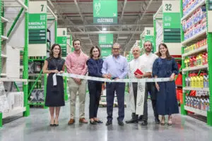 Sofía María Montes Vega, Leonardo Macarrulla Montes, Leonor Montes Corripio, Ramón Montes Corripio, Padre Javier Vidal, David Pérez Montes y Anna Harper Montes durante el corte de la cinta de apertura. FUENTE EXTERNA