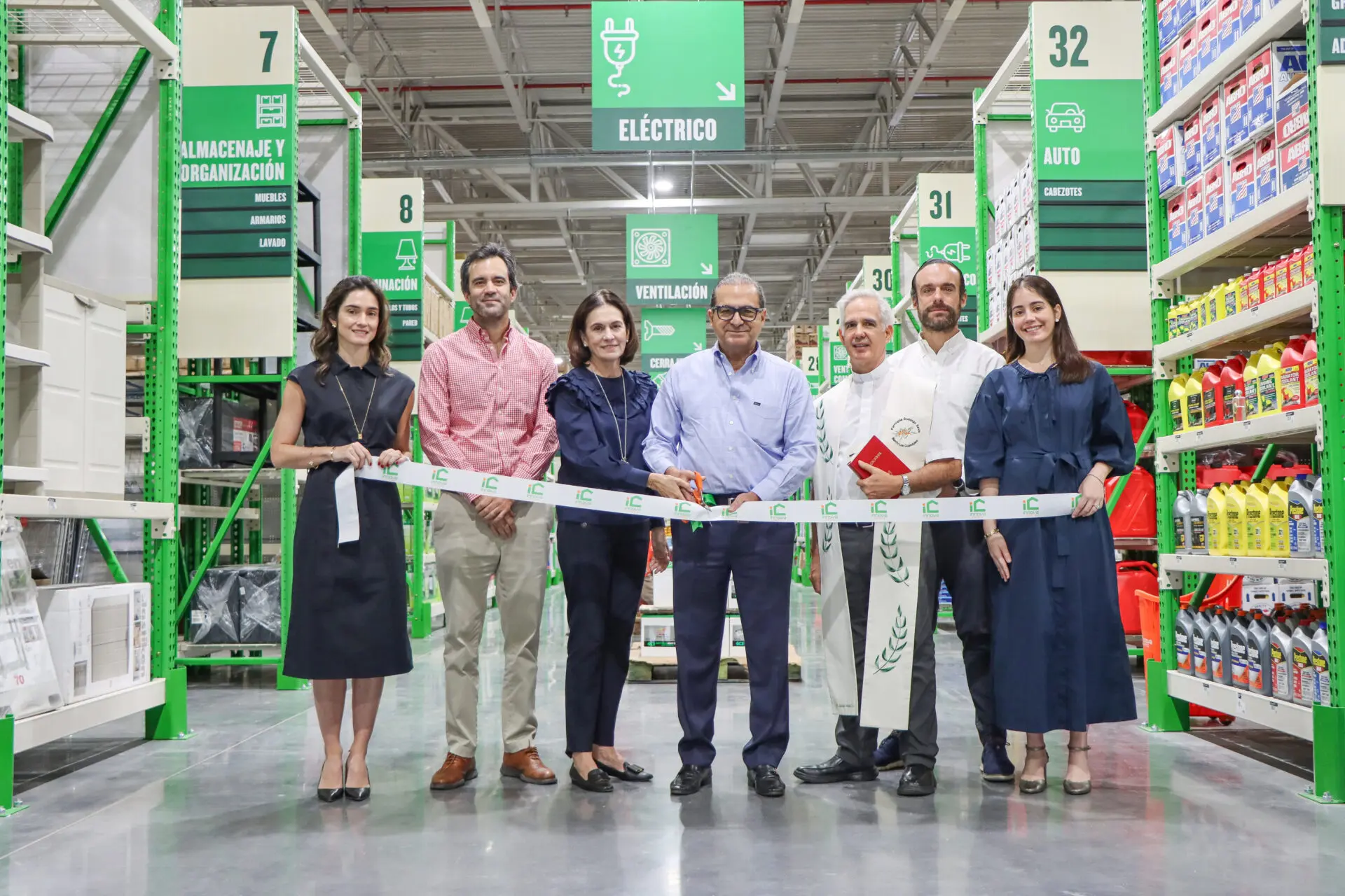 Sofía María Montes Vega, Leonardo Macarrulla Montes, Leonor Montes Corripio, Ramón Montes Corripio, Padre Javier Vidal, David Pérez Montes y Anna Harper Montes durante el corte de la cinta de apertura. FUENTE EXTERNA