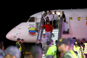 Los migrantes venezolanos deportados de Estados Unidos llegan al aeropuerto internacional Simón Bolívar en Maiquetía, Venezuela, el 10 de febrero de 2025. Pedro MATTEY/AFP