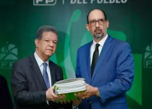 Leonel recibe documentos del Congreso de Fuerza del Pueblo