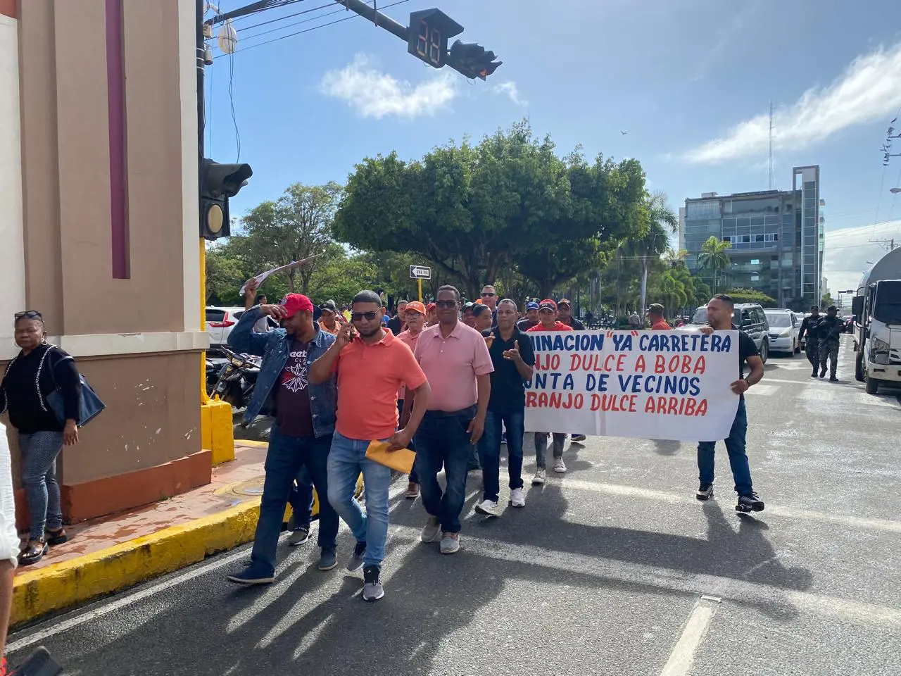 Campesinos y movimiento social realizan piquete en SFM por la carretera Naranjo Dulce-Río Boba