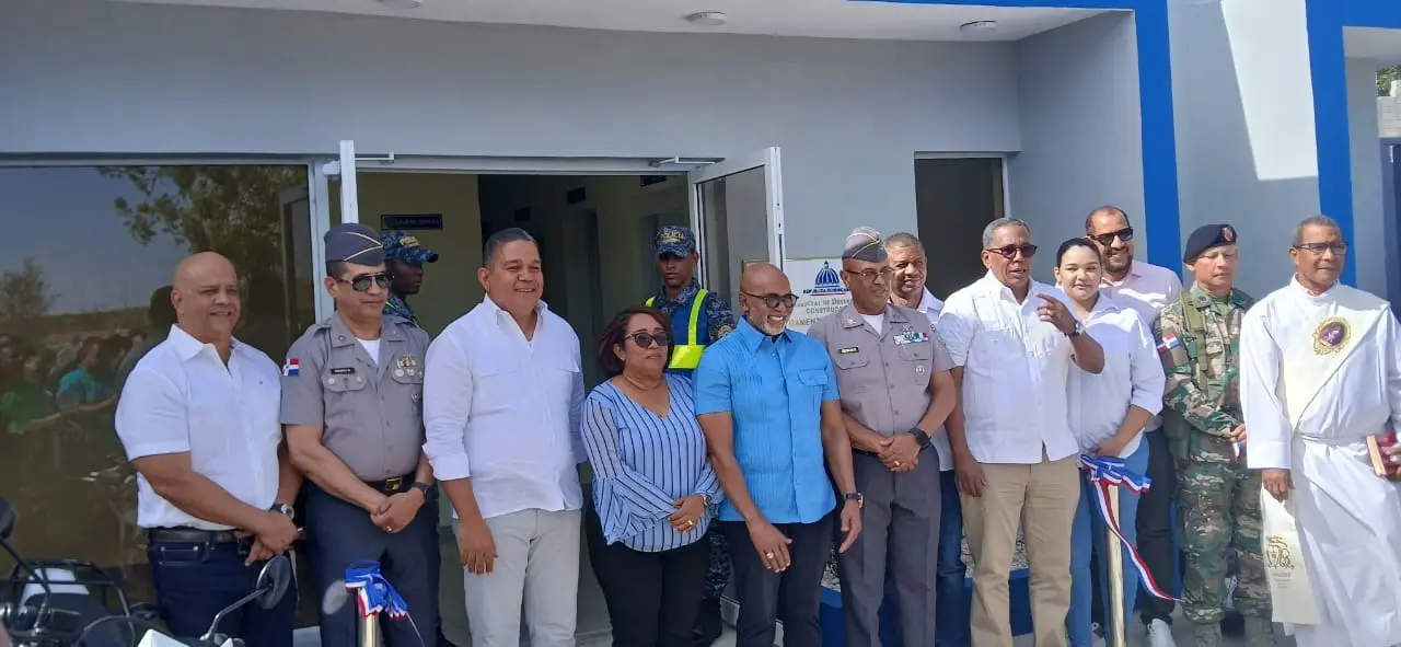 Gobierno inaugura moderno destacamento en el Distrito Municipal de Canoa, Barahona. BARAHONA.- En un esfuerzo por continuar fortaleciendo la seguridad ciudadana, el Gobierno del presidente Luis Abinader, en coordinación con la Policía Nacional, inauguró un moderno destacamento en el distrito municipal de Canoa del municipio de Vicente Noble, provincia Barahona. Esta nueva infraestructura permitirá una respuesta más rápida y eficiente a las necesidades de seguridad de la comunidad, consolidando un entorno más protegido para sus residentes. El destacamento, ubicado en la calle 24 de Mayo, cuenta con modernas instalaciones, incluyendo dos celdas (una para hombres y otra para mujeres), tres habitaciones, sala de espera, cuatro baños, cocina, oficina del comandante de la preventiva, área de Fiscalía, cuarto de armas, librería, espacio para cómputos, sistema eléctrico con inversor, bomba de agua y tinaco, entre otras facilidades. El acto inaugural fue encabezado por el presidente del Consejo Provincial de la Presidencia, Ángel de la Cruz, junto al Director General de la Policía Nacional, Mayor General Ramón Antonio Guzmán Peralta, quien estuvo acompañado del Director Regional Sur, General Claudio González Moquete. Asimismo, asistieron el senador Moisés Ayala , la gobernadora Oneida Féliz, el director general de los Comedores Económicos RD, Edgar Augusto Feliz Mendez, los diputados Sara Feliz y Aquiles Ledesma, así como el director ejecutivo de INDESUR, Tavito Suberví, entre otras autoridades destacadas. Durante su discurso, el Mayor General Guzmán Peralta agradeció al presidente Luis Abinader por su continuo apoyo a la reforma y modernización de la Policía Nacional, así como por la entrega de nuevas instalaciones policiales en distintas regiones del país, en beneficio de la seguridad y el bienestar ciudadano. Finalmente, el alto oficial exhortó a la población a ser aliados de la Policía Nacional, fomentando una relación más cercana con los agentes del orden para fortalecer la convivencia y la tranquilidad en la comunidad.