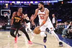 Karl Towns en acción en la victoria de los Knicks de Nueva York sobre Atlanta