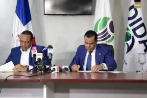 El director ejecutivo de Pro Consumidor, Eddy Alcántara, y el director de la DIDA, Elías Báez, en el momento que firman el convenio.