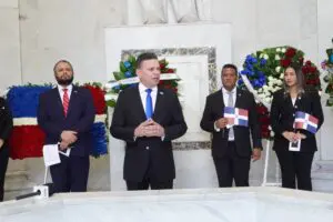 Proindustria rinde honor a los Padres de la Patria con ofrenda floral en el Altar de la Patria