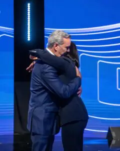 Abinader dedica emotivo mensaje a su esposa Raquel Arbaje por San Valentín