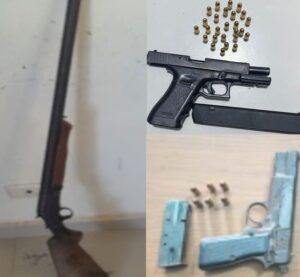 Policía apresa cinco personas e incauta tres armas de fuego durante operativos