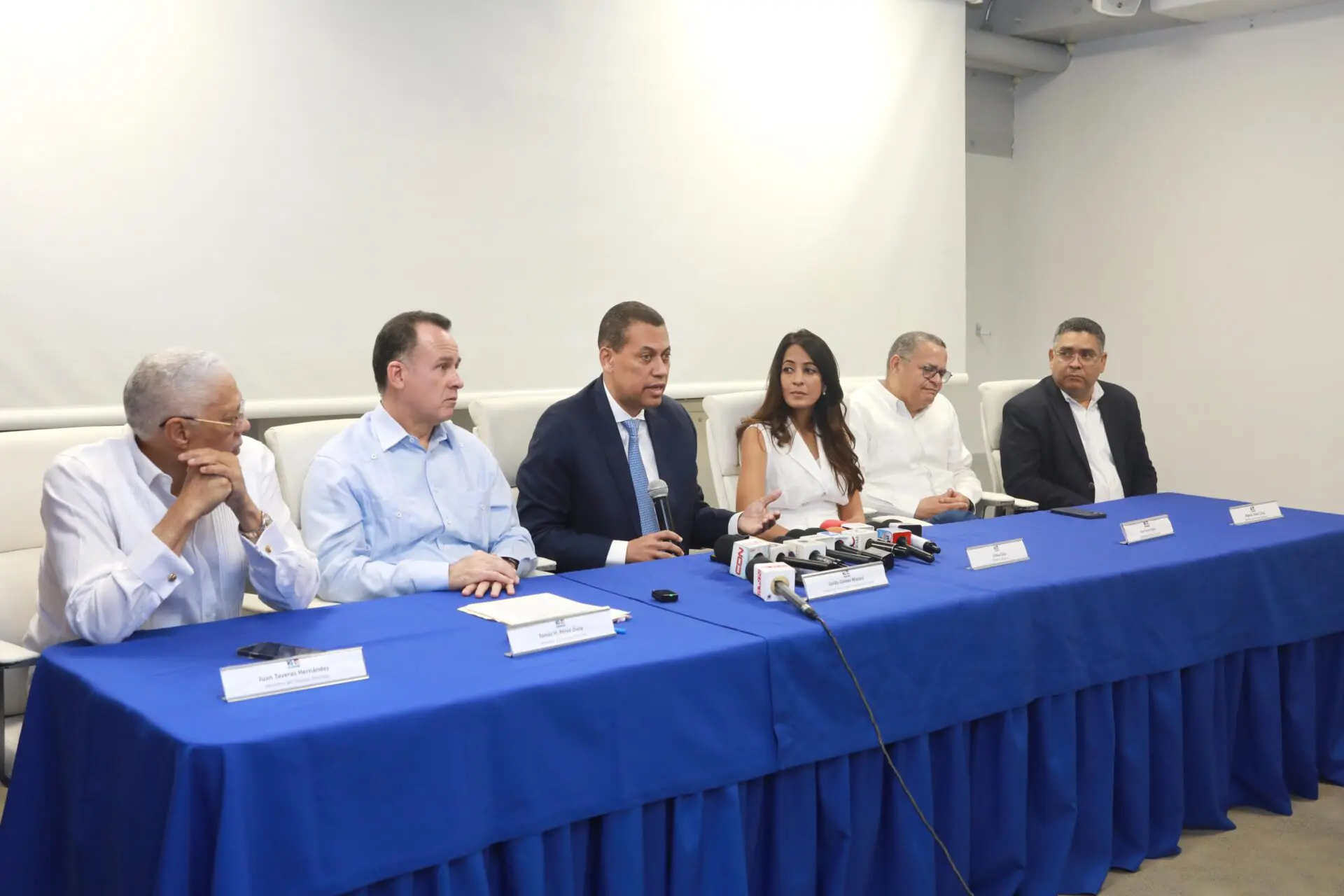 Guido Gómez Maraza junto a miembros del Consejo Directivo del INDOTEL.