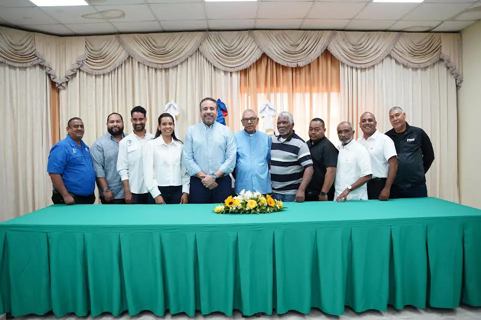 El director ejecutivo del Instituto Nacional de Educación Física (INEFI), Alberto Rodríguez Mella (centro), junto a varios funcionarios y dirigentes deportivos del municipio de Bayaguana, provincia Monte Plata.