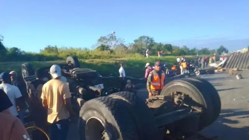 Dos mueren en choque patana y carro en la autopista del Coral