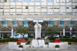 Vista exterior del Hospital Gemelli, donde el papa Francisco está internado. EFE/EPA/Alessandro di Meo