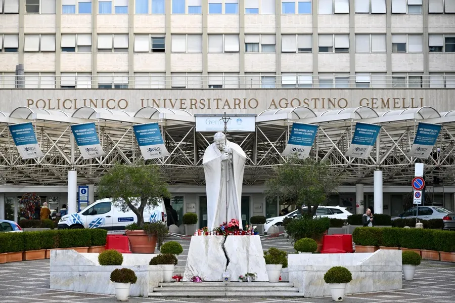 Vista exterior del Hospital Gemelli, donde el papa Francisco está internado. EFE/EPA/Alessandro di Meo