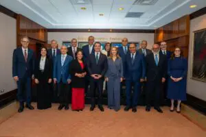 De izquierda a derecha, los señores en la primera fila: José Mármol, Mariel Bera, Nelson Marrero, Alba Nely Familia, Christopher Paniagua, Nuria Piera, Miguel Franjul, Persio Maldonado y Lissette de Jesús. En la segunda fila: Alberto Caminero, Fausto Rosario, Luis Mejía Oviedo, Almudena Casado, Jairon Severino, Adalberto Grullón y Esteban Martínez-Murga. Foto: fuente externa