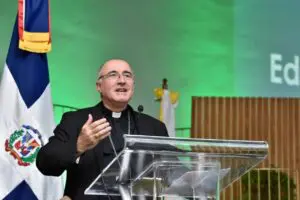 Cardenal de Uruguay diserta en UCNE sobre educación, juventud y esperanza