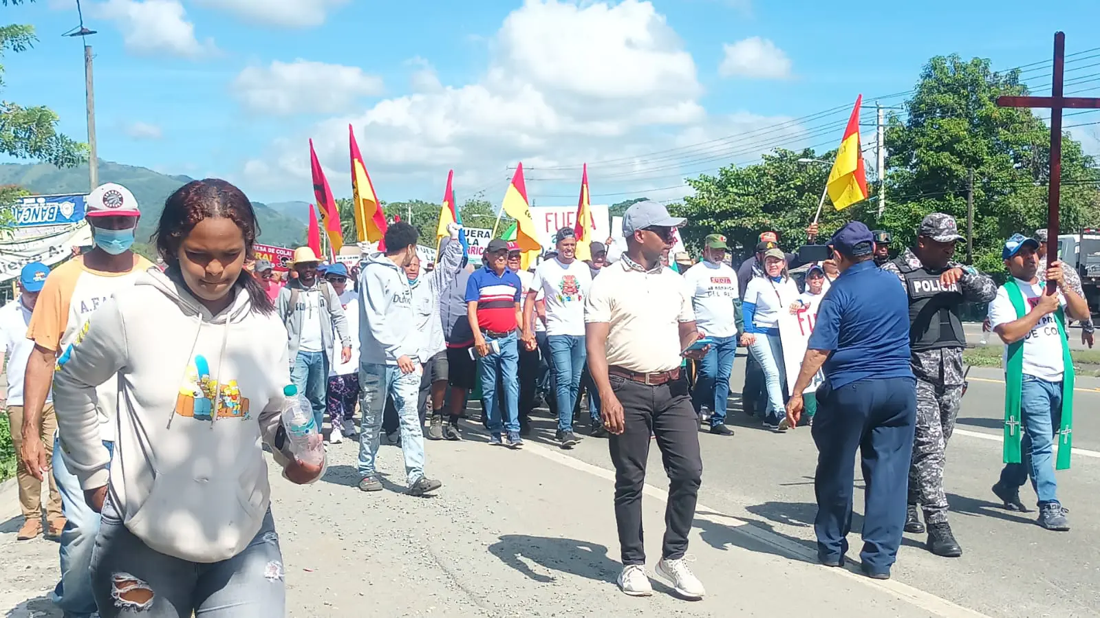 Marchan contra presa de cola que construye minera Barrick Pueblo Viejo