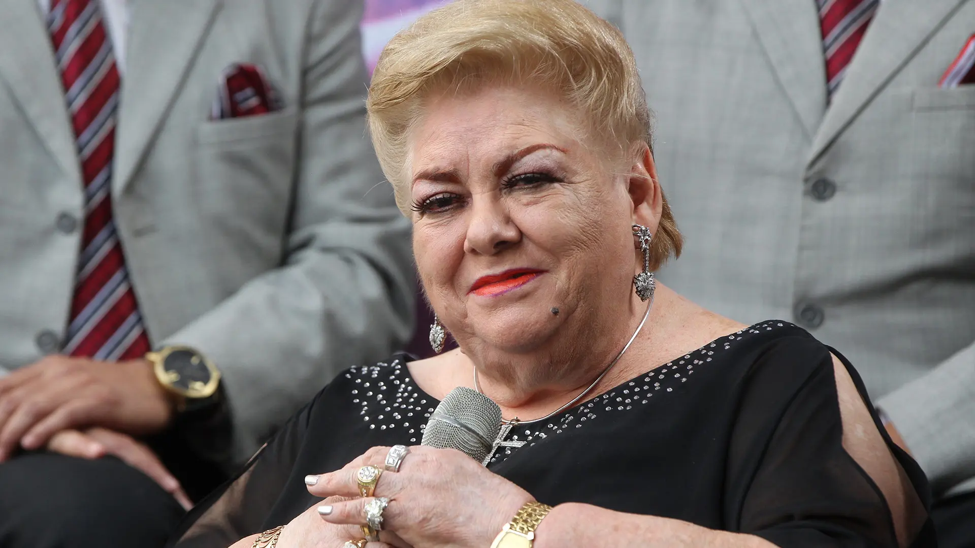 Hijos de Paquita la del Barrio alejados en funeral ¿por la herencia?