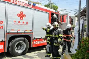 Hombre muere durante un incendio; otro en accidente de motor