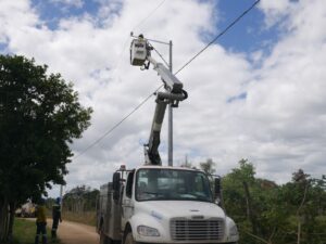 EDEEste instala redes eléctricas en Santana Bella, Higüey.