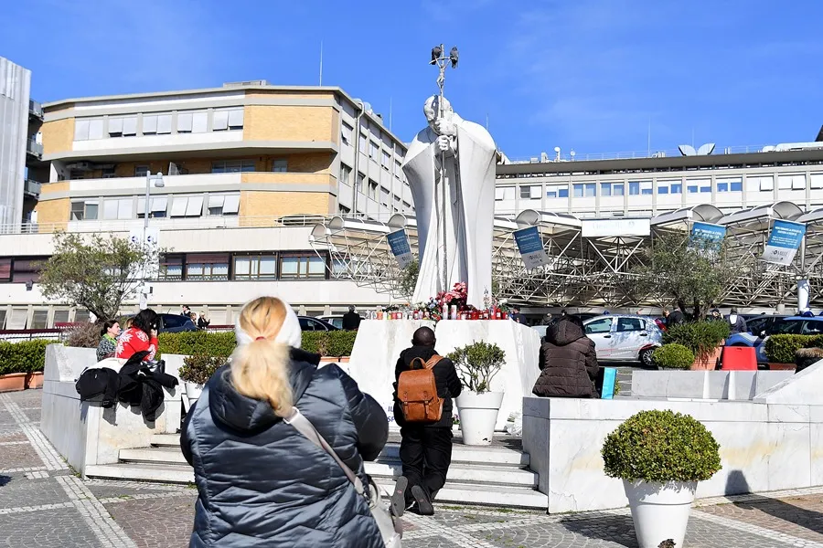 Entrada del hospital donde se encuentra ingresado el papa Francisco. EFE/EPA/Fabio Cimaglia