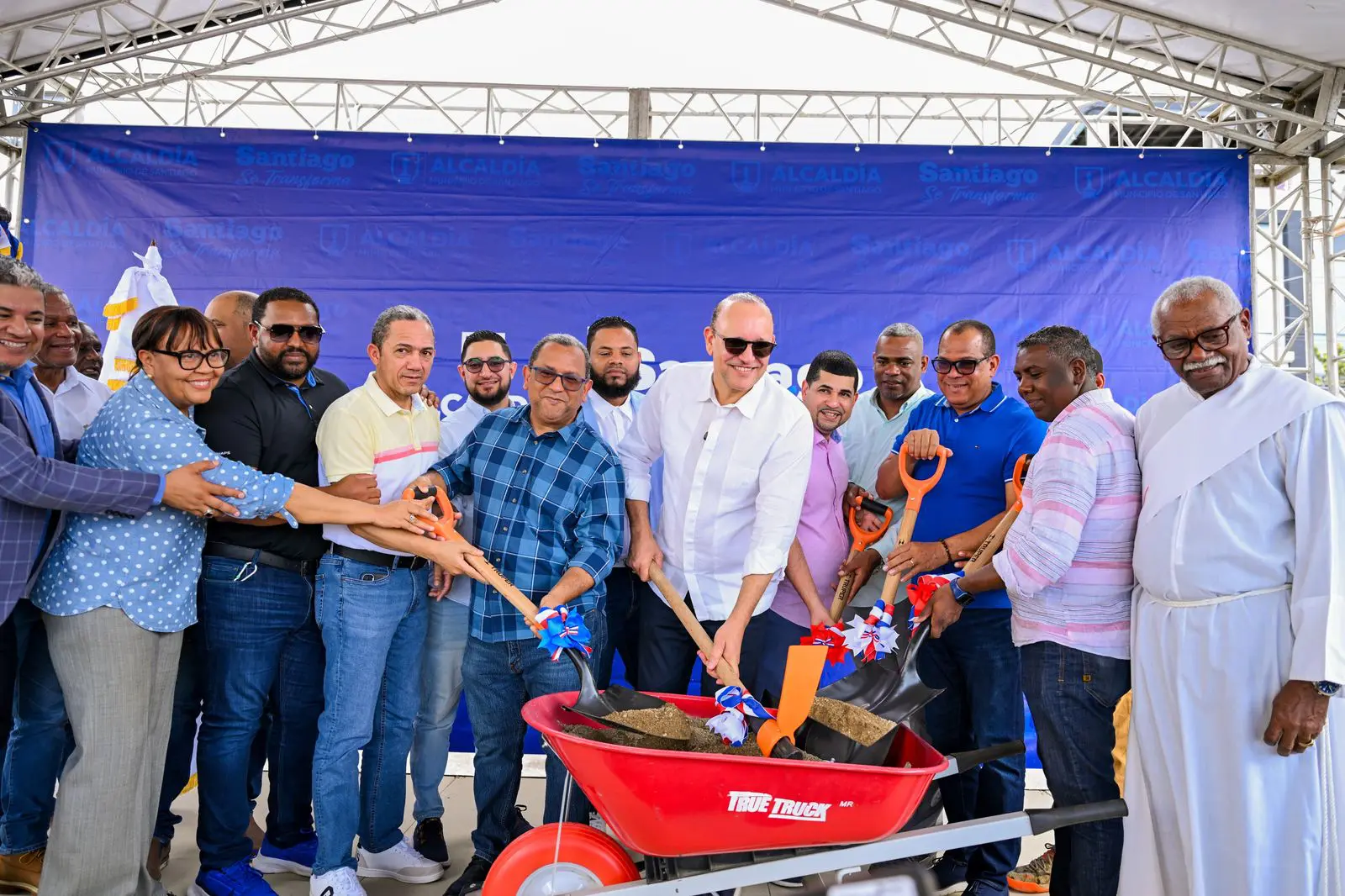 Alcaldía de Santiago inicia construcción de techado en La Yagüita de Pastor.