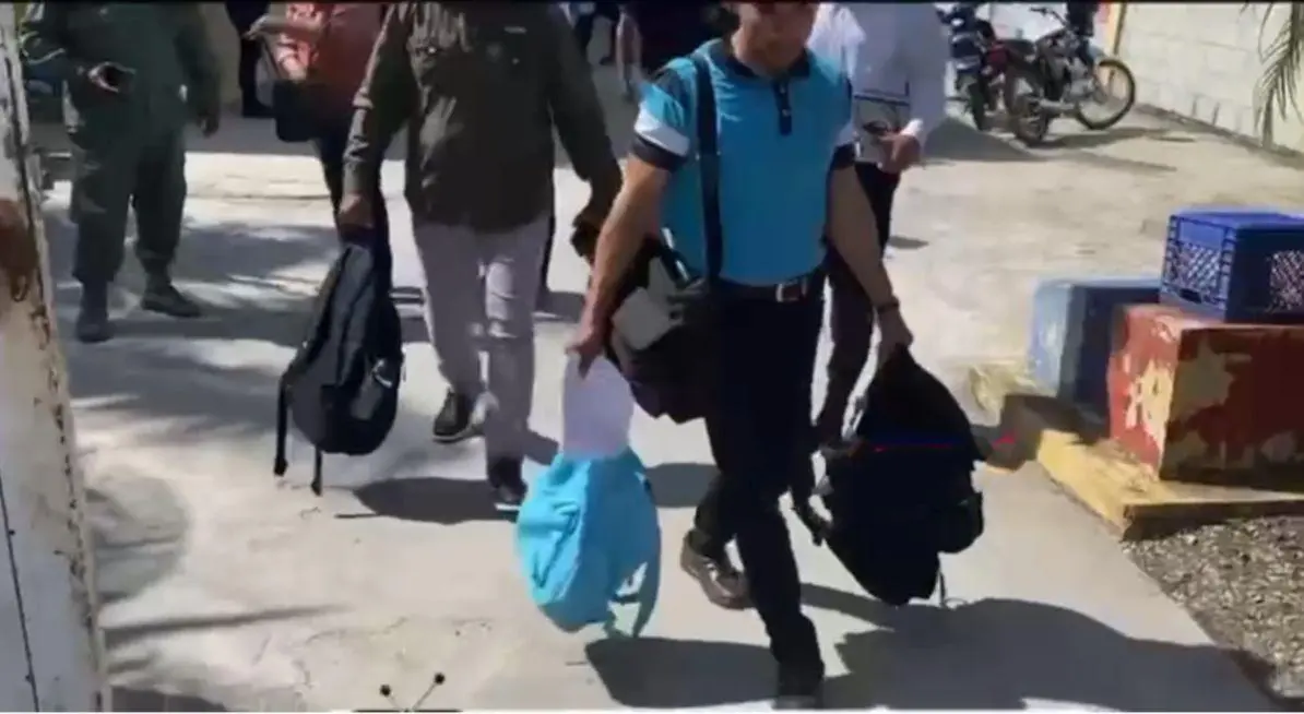 Autoridades de Agricultura y Procuraduría de Medio Ambiente confiscan mochilas.