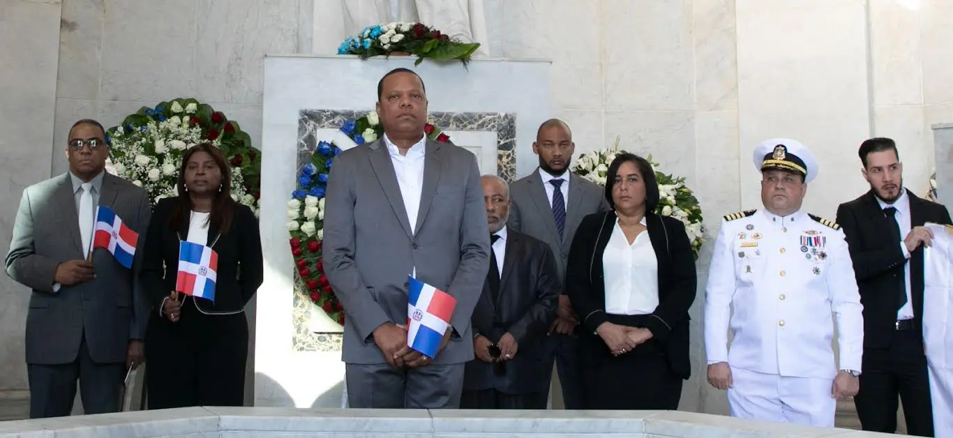 El director ejecutivo de Pro Consumidor, Eddy Alcántara, encabeza una ofrenda floral en el Altar de la Patria, con motivo de la Independencia Nacional.