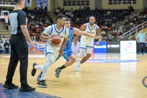 El dominicano Gelvis Solano defendido por un jugador de Nicaragua en el último partido del Americup