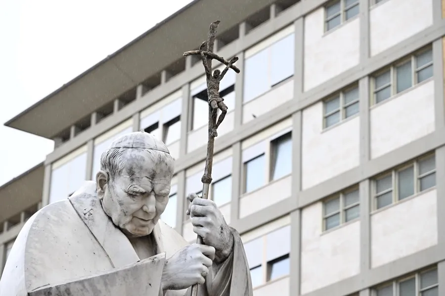 La estatua de Juan Pablo II en el exterior del Hospital Agostino Gemelli. EFE/EPA/Maurizio Brambatti