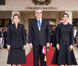 El presidente de la República, Luis Abinader, en su llegada al Congreso Nacional