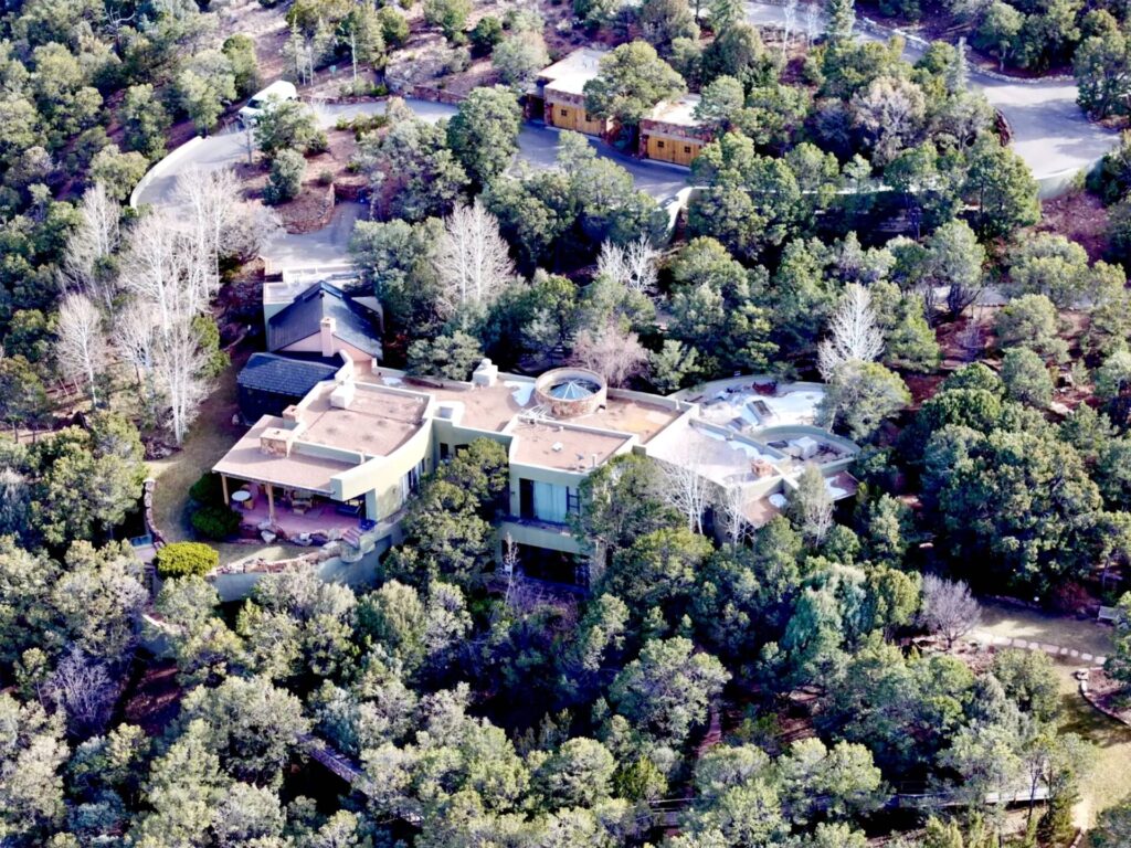 Vista aérea de la residencia de Gene Hackman en Santa Fe, Nuevo México (EE.UU)