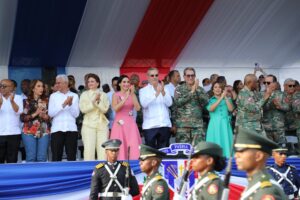 Abinader encabeza desfile militar por el 181 aniversario de la Independencia Nacional