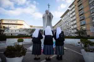 Un grupo de monjas reza por el papa en la entrada del hospital Gemelli de Roma, en que está ingresado desde hace 15 días. EFE/EPA/Angelo Carconi