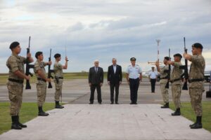 Abinader llega a Montevideo para asistir a la toma de posesión de Yamandú Orsi