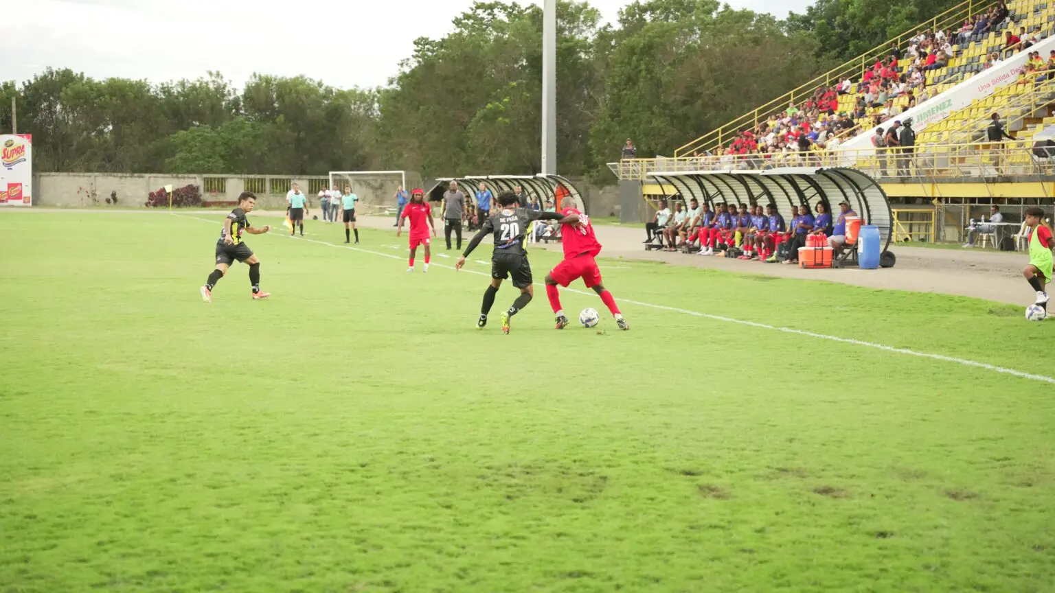 Acción entre Moca FC y Atlético San Cristóbal, correspondiente a la jornada tres de la Copa LDF 2025